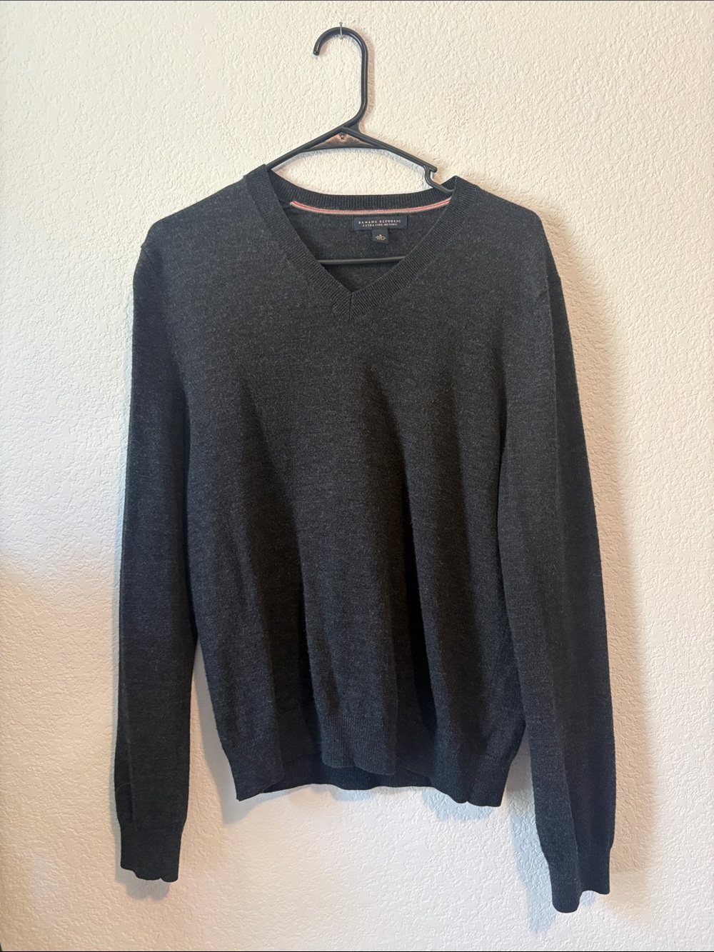 Banana Republic Dark Charcoal V-Neck Sweater 100%extra fine merino wool small